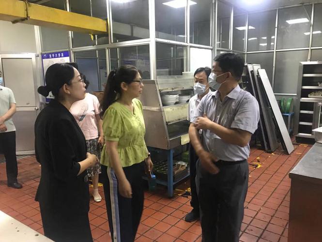 市市场监管局对向学校供餐的集体用餐配送单位进行食品安全把脉问诊